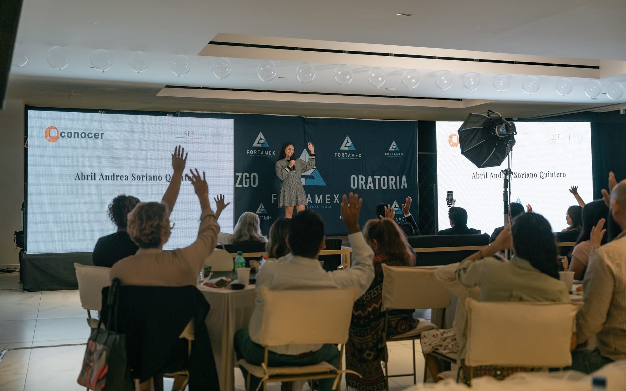 Alumno de Fortamex en escenario durante un curso práctico de oratoria - Vista 2