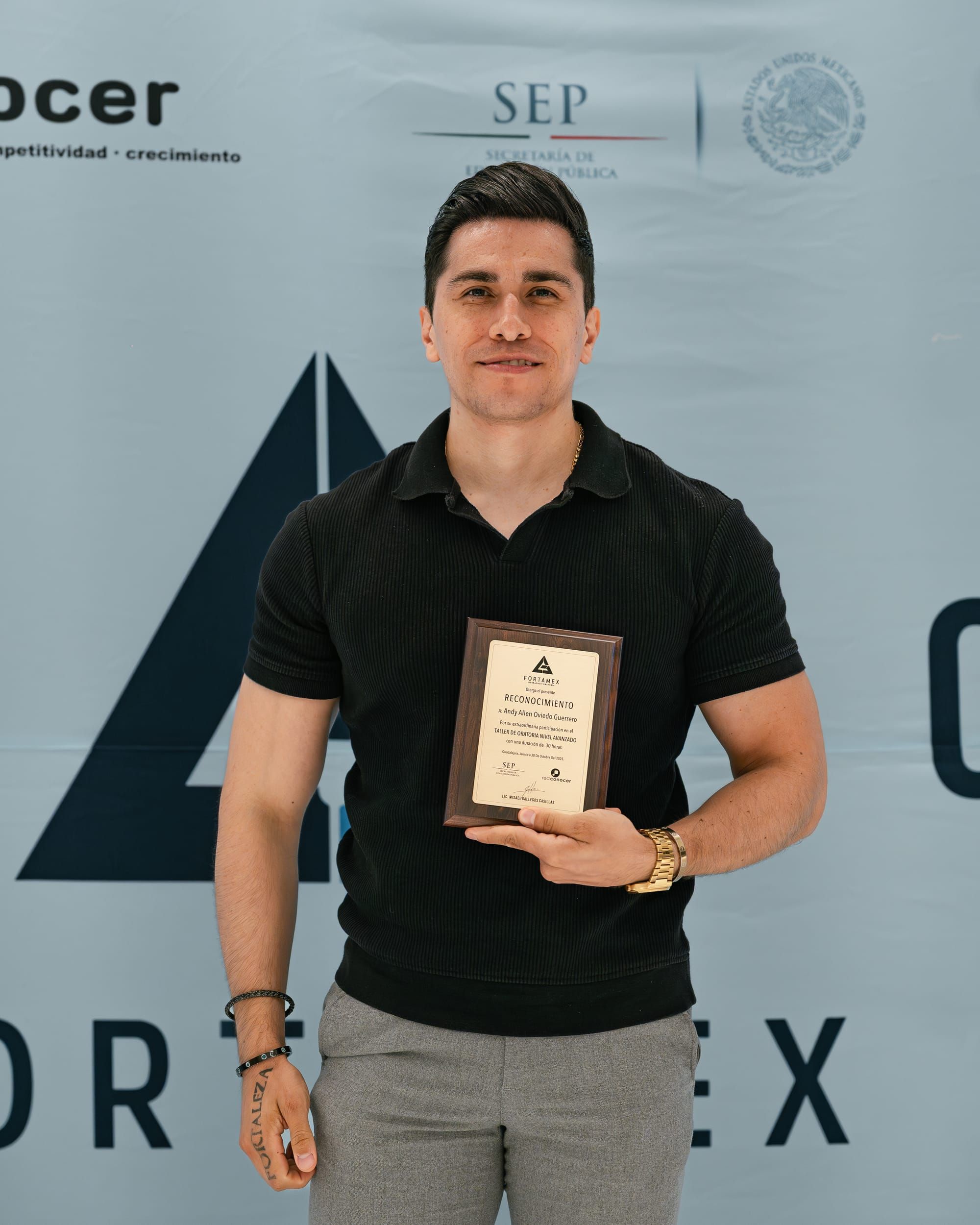 Foto grupal de generación graduada