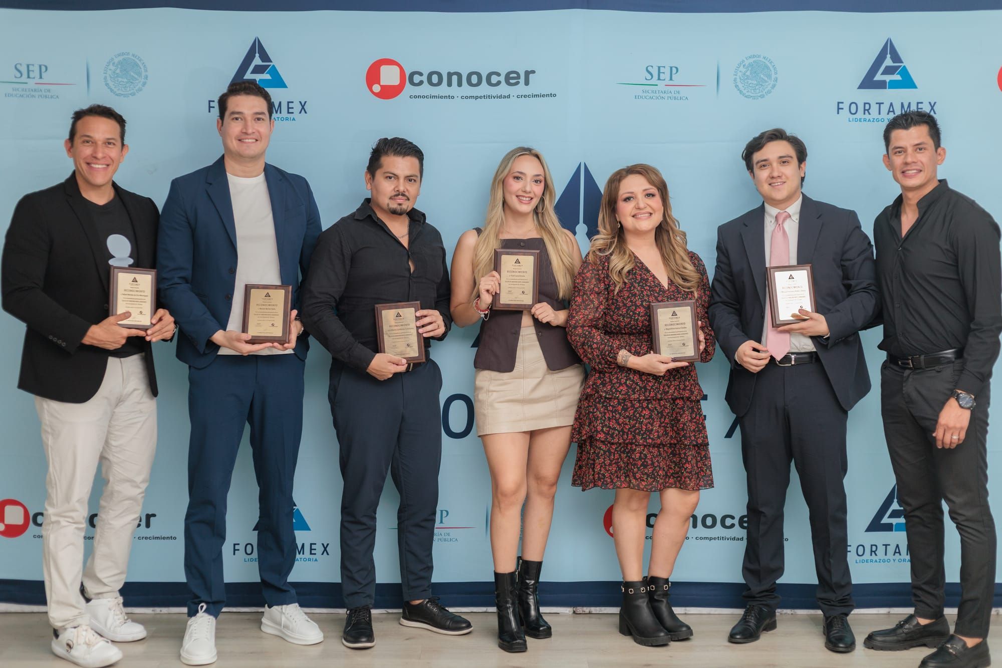 Ejecutivo recibiendo mentoría personalizada de oratoria y hablar en público - Vista 2