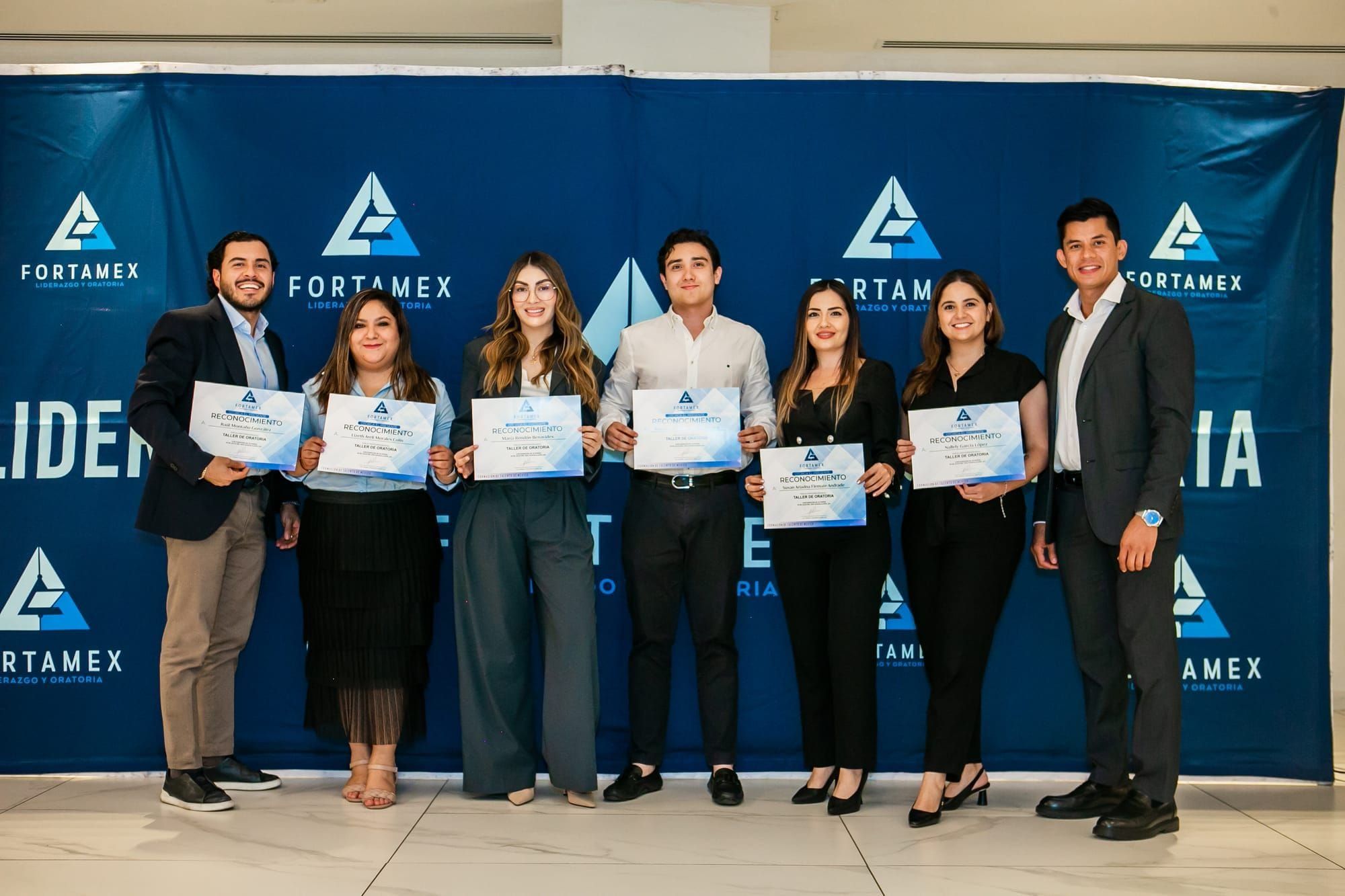 Alumnos de Fortamex en ceremonia de graduación de oratoria