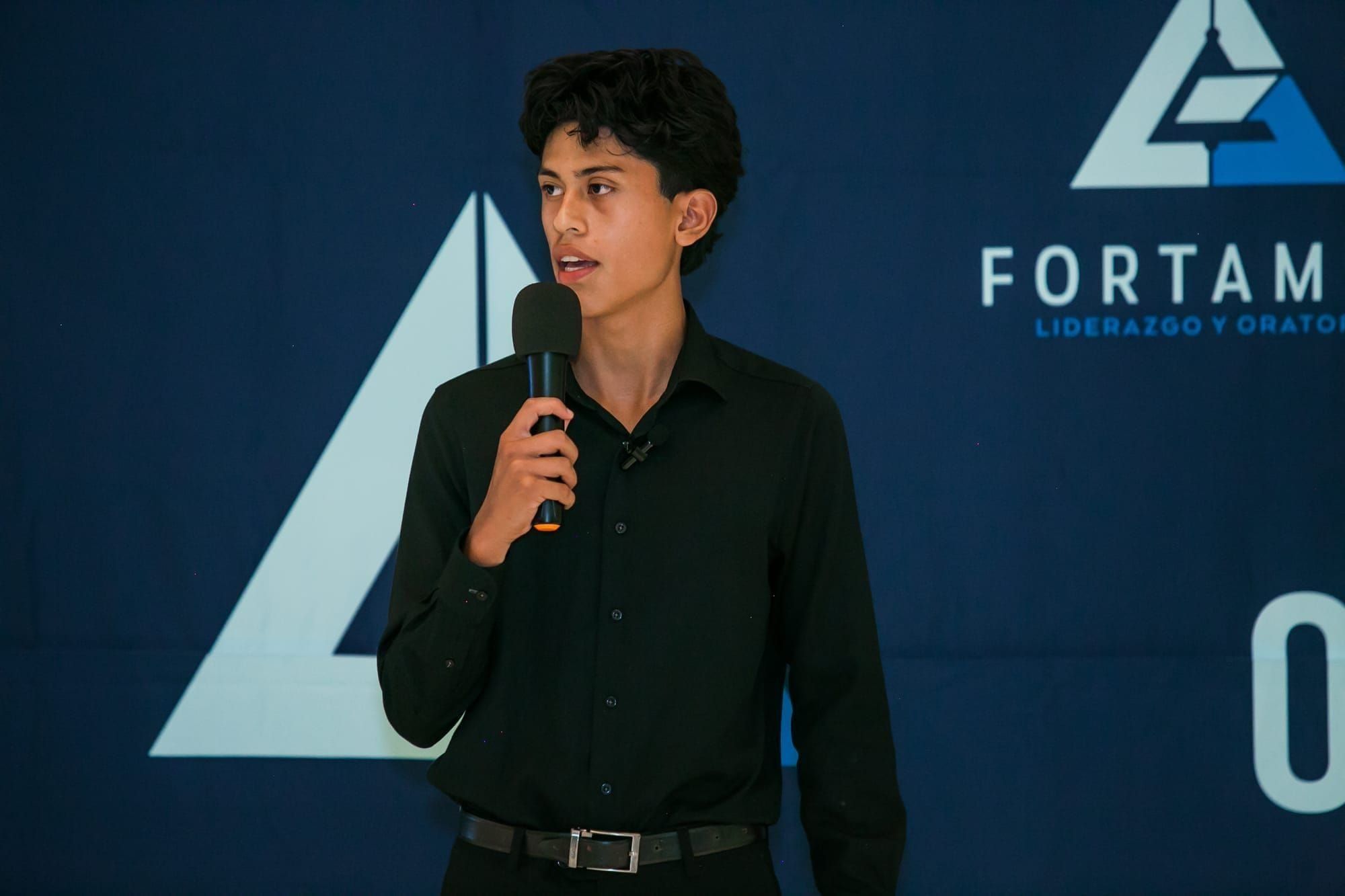 Alumno de Fortamex en escenario durante un curso práctico de oratoria - Vista 71