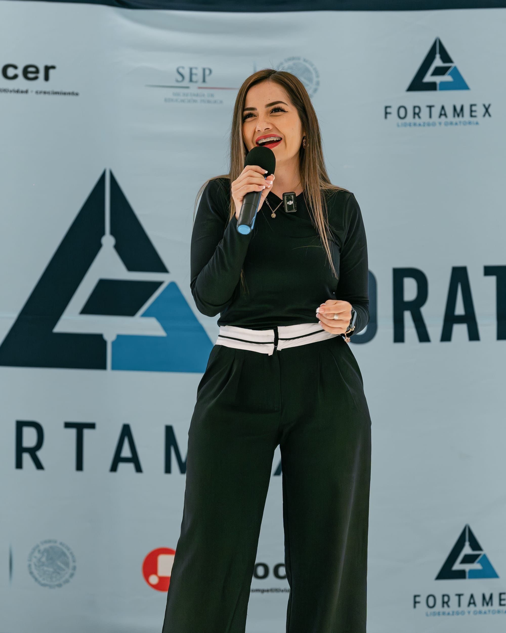 Alumno de Fortamex en escenario durante un curso práctico de oratoria - Vista 2