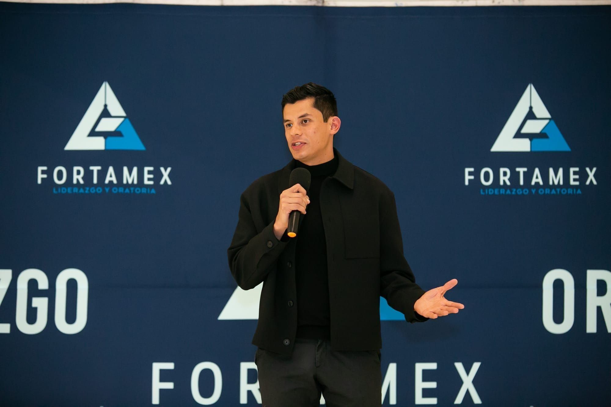 Alumnos de Fortamex en ceremonia de graduación de oratoria